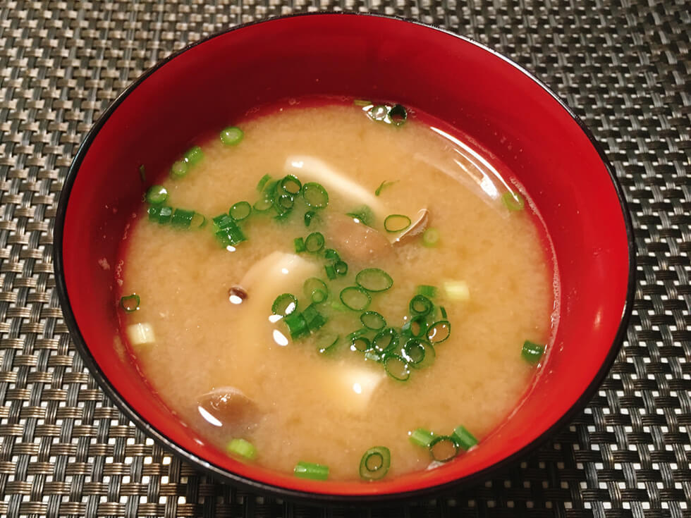 納豆としめじの味噌汁